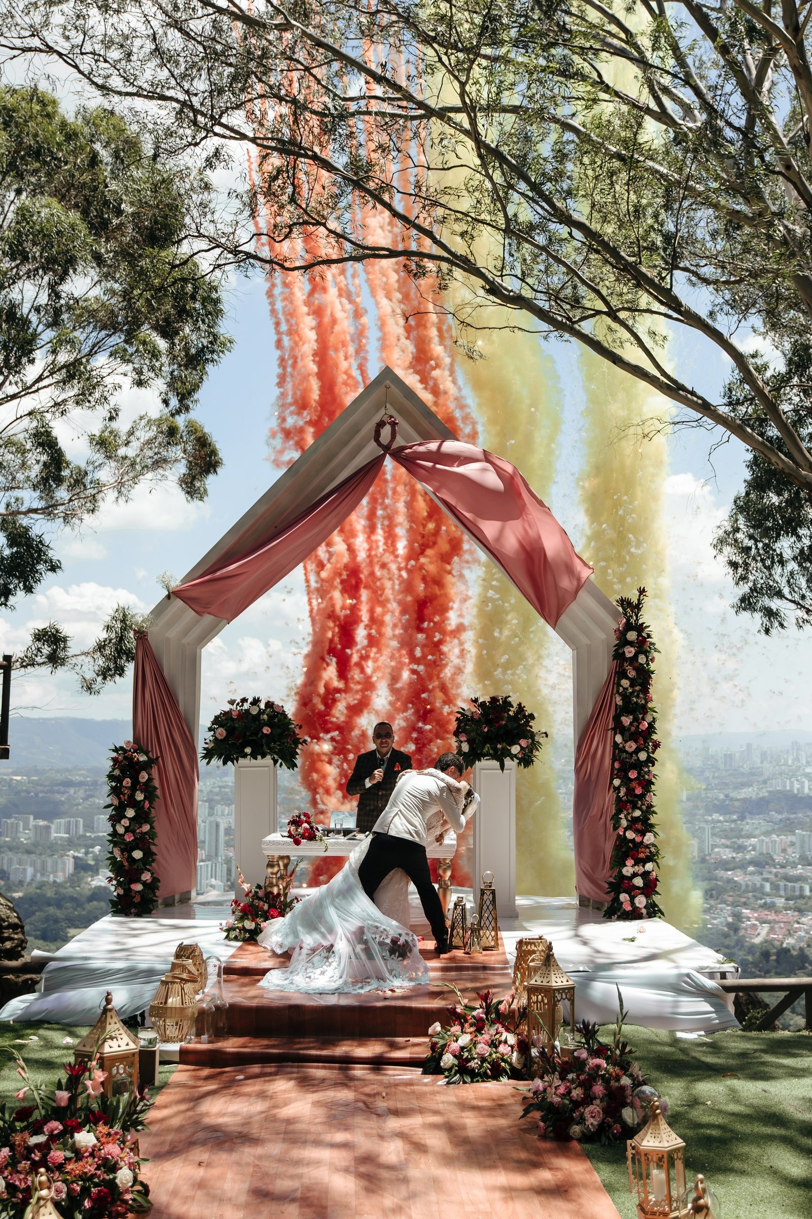 Ceremonia al aire libre con vista a la ciudad