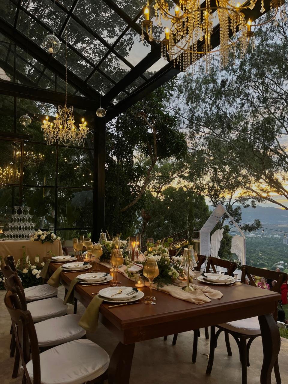 Mesa decorada con vista a la ciudad